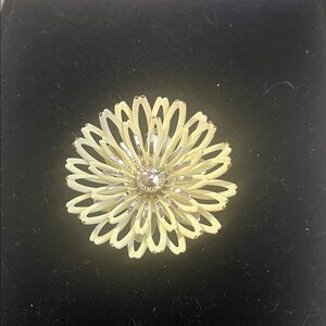 Sarah Cov white and silver tone Floral Brooch or pendant
